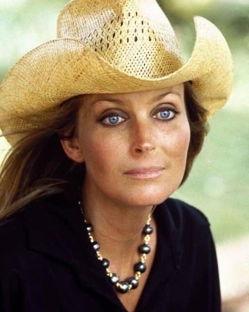 Those eyes, Who can recognize this beauty?