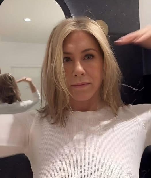 Jennifer Aniston Shows 0ff More