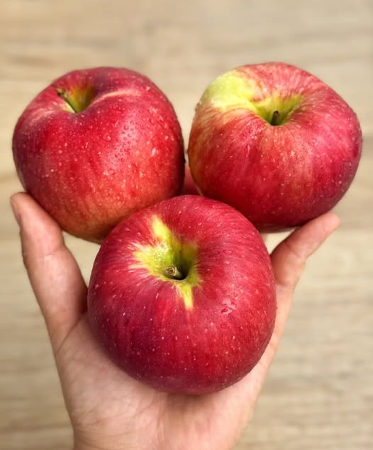 Doctors Reveal That Eating Apples Reg