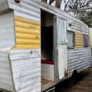 Kind people gave a homeless woman an old trailer