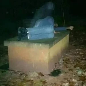 This man slept on his mother\’s grave every