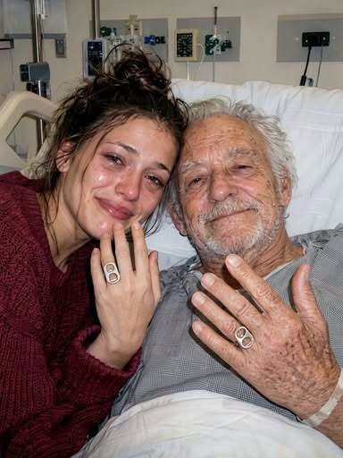 I married a stranger from a hospital waiting room so he wouldn t d!e alone